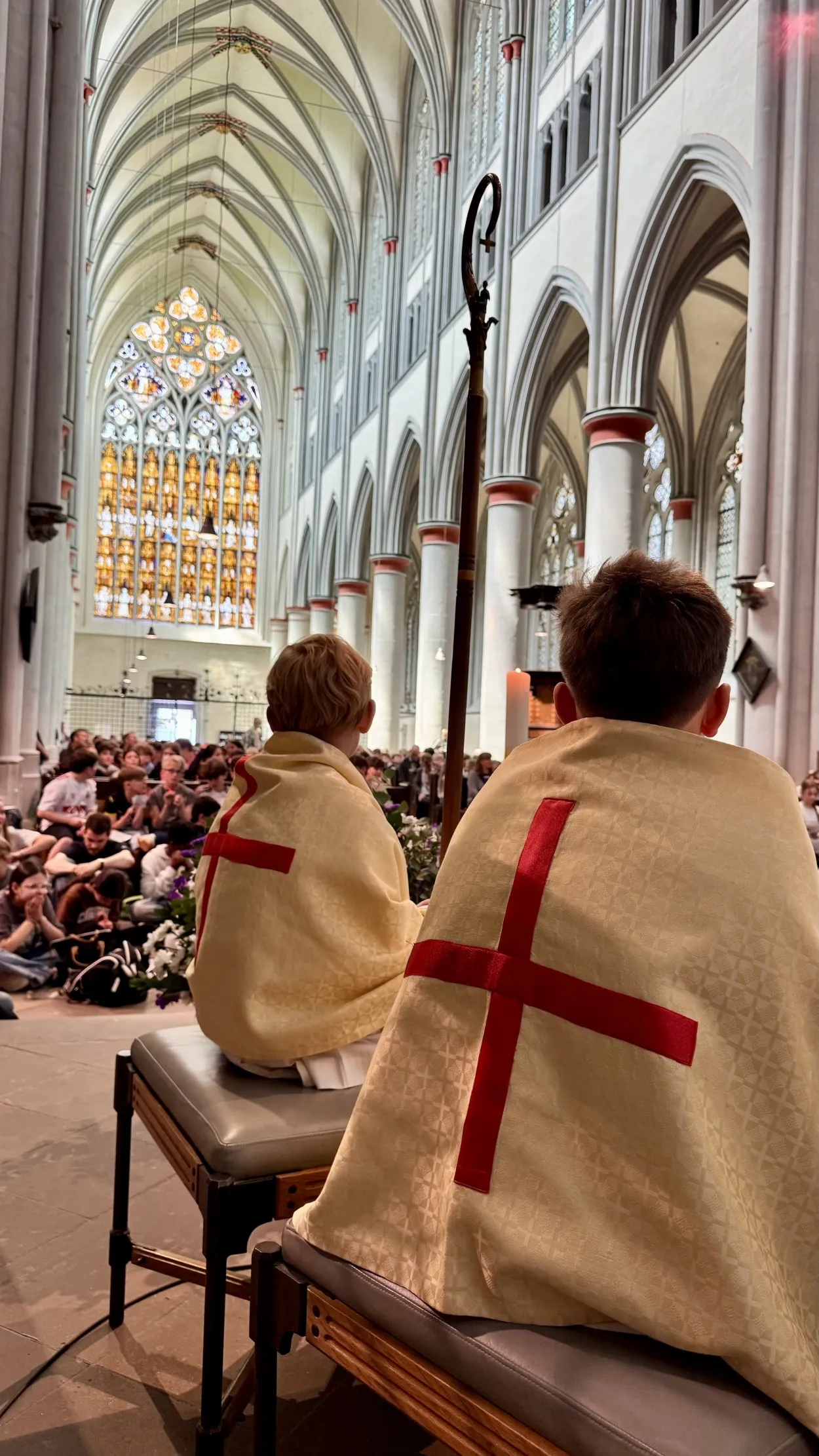 Die Schülerinnen und Schüler von St. Josef stellten in diesem Jahr die Messdiener für den gemeinsamen Gottesdienst.
© Gesamtschule Sankt