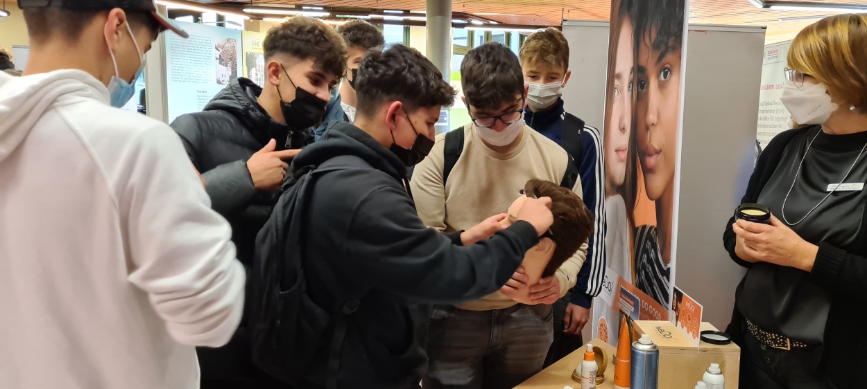 Schüler der Stufe 9 am Berufsstand von Haarmoden Zimmermann
© J.