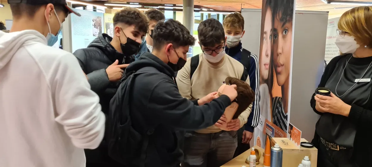Schüler der Stufe 9 am Berufsstand von Haarmoden Zimmermann
© J.