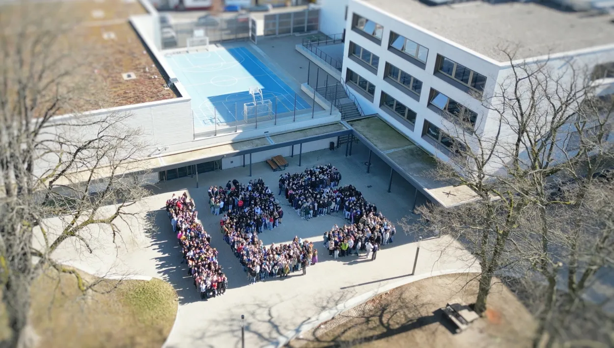 Die Schulgemeinschaft von Sankt Josef versammelt sich für das Auftaktfoto zum Jubiläumsjahr.
© Erzb. Gesamtschule St. Josef – Nowotsch