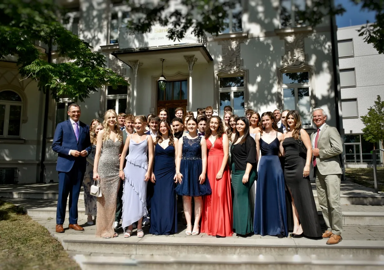 © H. Nowotsch [04.07.2025]

Stufenfoto mit den