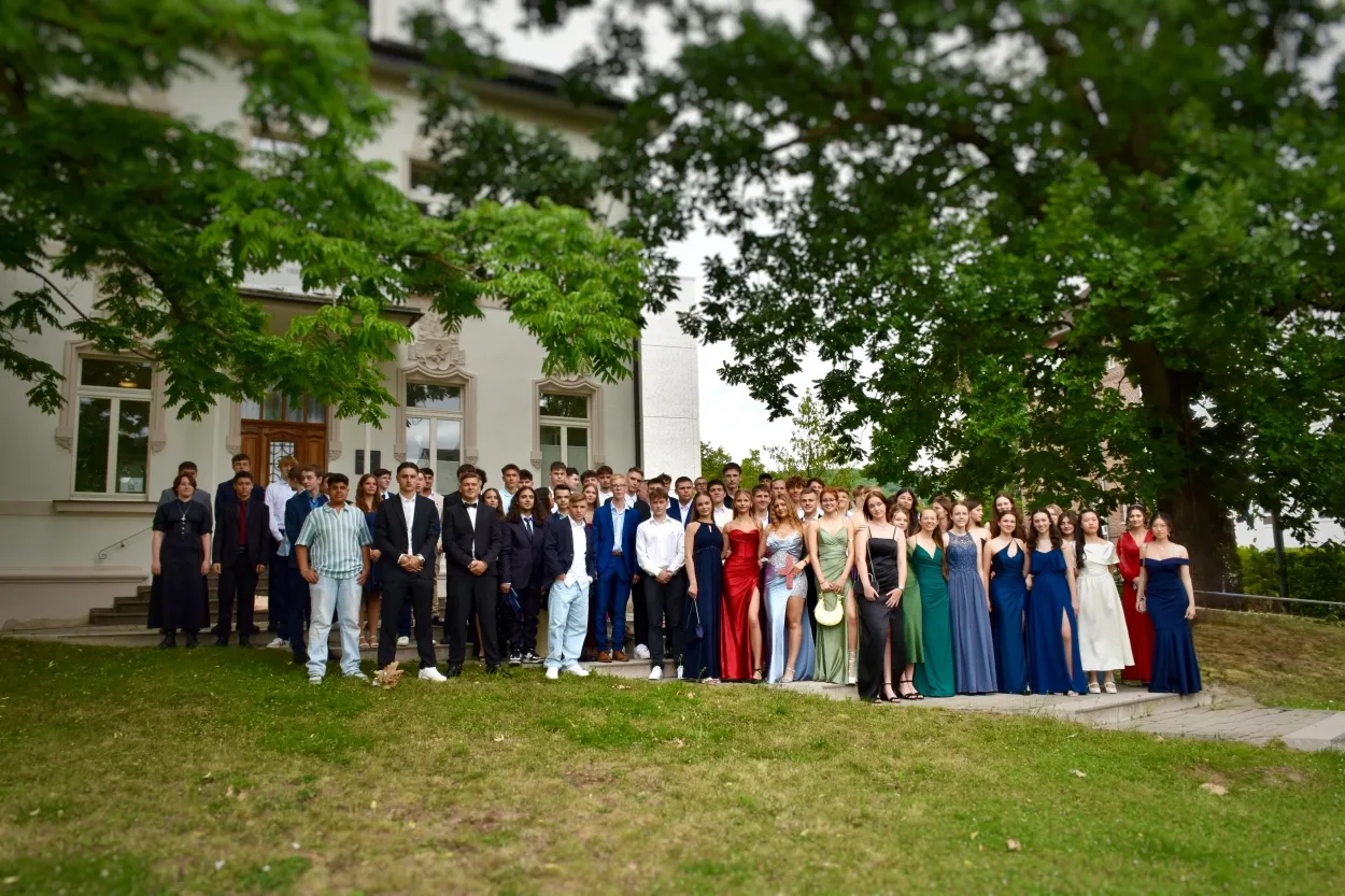 © H. Nowotsch [27.06.2025]

Abschlussfoto der Jahrgangsstufe