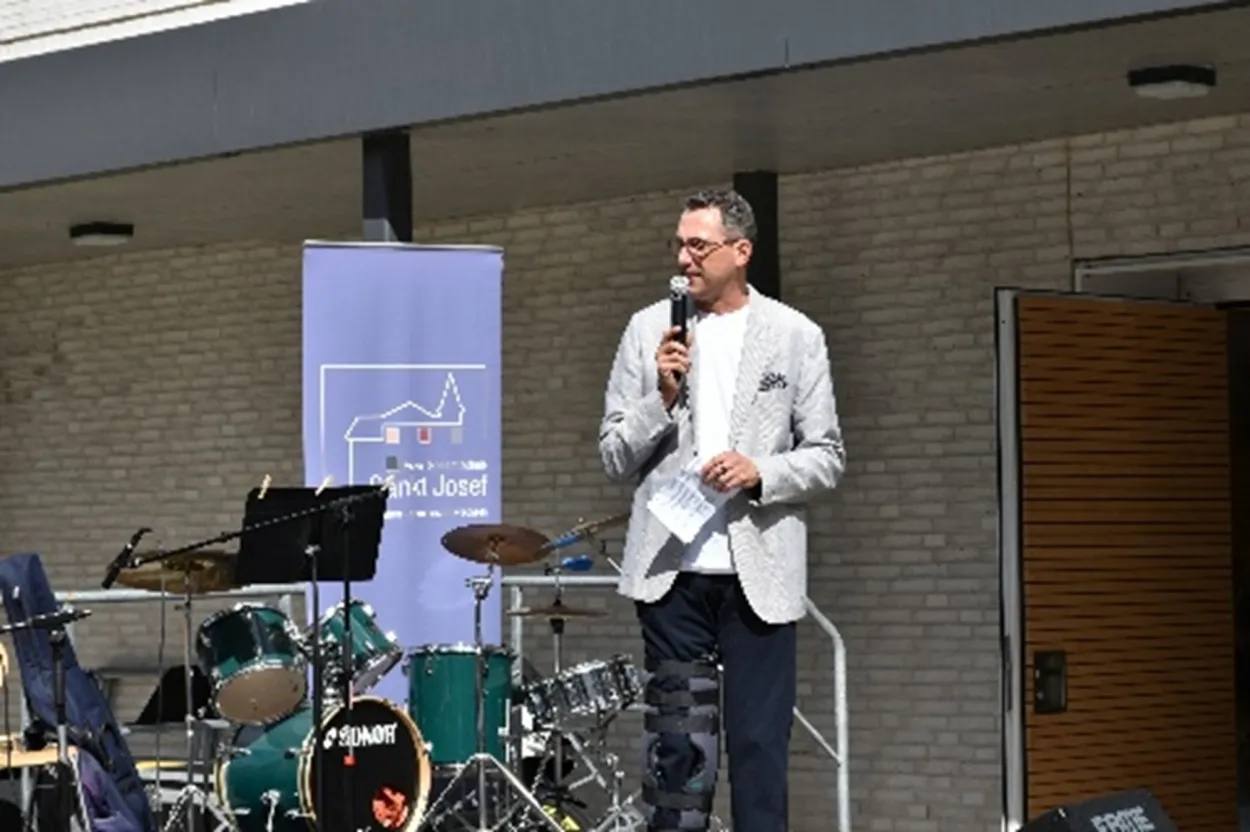 Begrüßung durch den Schulleiter, Herrn Saal.
© St. Josef