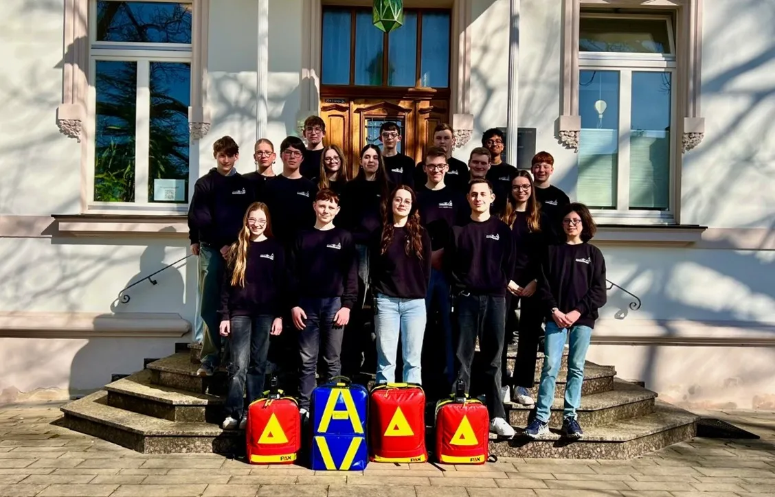 Stolz präsentiert die Schulsanität ihr neues Equipment
© St.